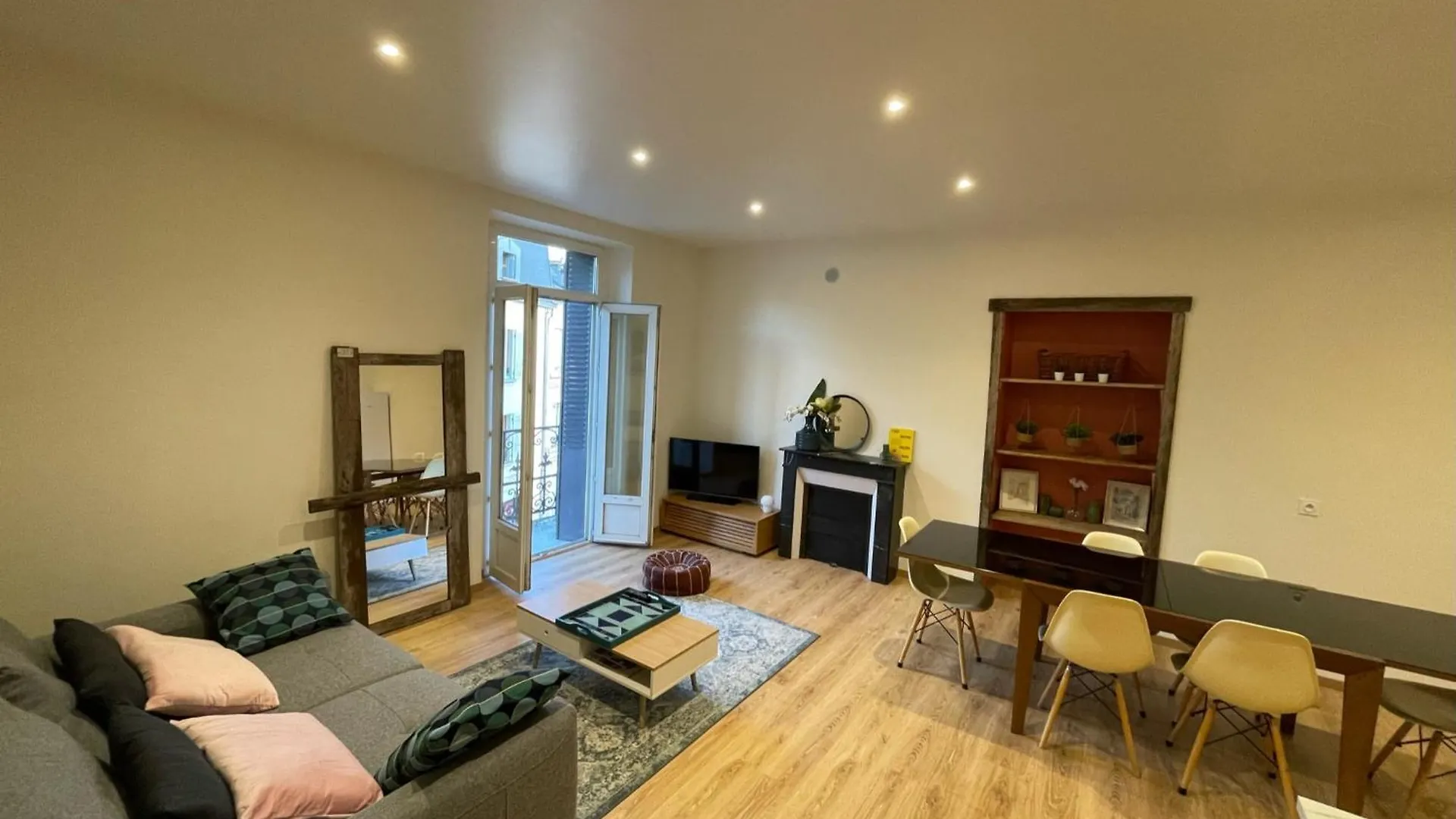 Appartement Moderne Place Du Marche Aix-les-Bains 0*,  France