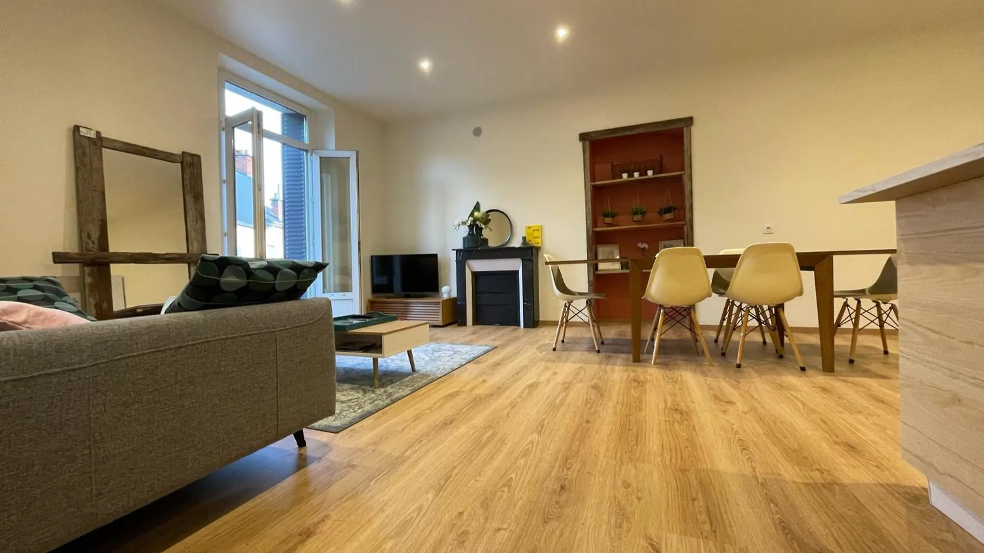 Appartement Moderne Place Du Marche Aix-les-Bains Apartment